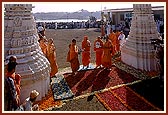 Swamishri arrives for the inauguration ceremony