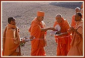 Swamishri performs pujan of Shri Harikrishna Maharaj as part of the inauguration rituals