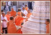 Swamishri performs pujan of the gateway pillar
