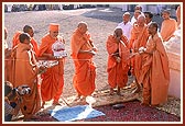 Swamishri and sadhus enjoy a moment of laughter during the inauguration ceremony