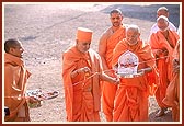 Swamishri unties the nadachhadi to inaugurate the new gateway