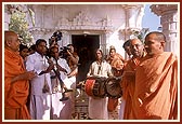 Devotees offer a musical welcome to Swamishri