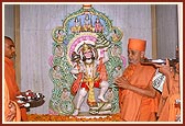 Swamishri performs pratishtha of the murti of Shri Hanumanji