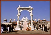 Awaiting Swamishri's arrival for the inauguration of the mandir's new main gateway