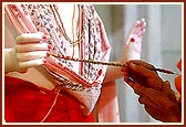 Swamishri performs the murti pratishtha of Shri Ghanshyam Maharaj