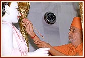 Swamishri performs the murti pratishtha of Shri Ghanshyam Maharaj