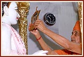 Swamishri performs the murti pratishtha of Shri Ghanshyam Maharaj