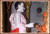 Swamishri performs the murti pratishtha of Shri Ghanshyam Maharaj