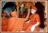 Swamishri performs pujan of the murti of Shastriji Maharaj