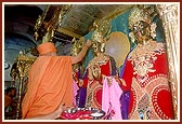 Swamishri performs pujan of the murti of Bhagwan Swaminarayan