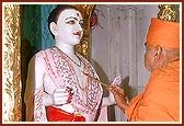 Swamishri performs the murti pratishtha of Shri Ghanshyam Maharaj