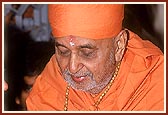 Swamishri chants the Swaminarayan dhun
