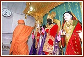 Swamishri performs pujan of the murti of Shri Harikrishna Maharaj