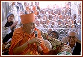 Swamishri blesses the devotees following the murti pratishtha ceremony