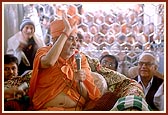 Swamishri blesses the devotees following the murti pratishtha ceremony