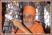 Swamishri performs the murti pratishtha arti