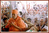Swamishri chants the Swaminarayan dhun
