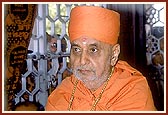 The mantra pushpanjali ritual - Swamishri offers flowers to the murtis
