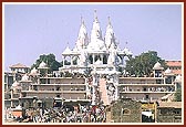1000's people flocked from all over for darshan of the BAPS Swaminarayan Mandir on the hill from various angles&nbsp;&nbsp;