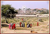 1000's people flocked from all over for darshan of the BAPS Swaminarayan Mandir on the hill from various angles&nbsp;&nbsp;