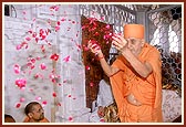 The mantra pushpanjali ritual - Swamishri offers flowers to the murtis