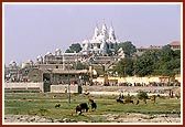 1000's people flocked from all over for darshan of the BAPS Swaminarayan Mandir on the hill from various angles&nbsp;&nbsp;