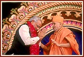 Swamishri welcomes the Chief Minister of Gujarat, Shri Narendra Modi