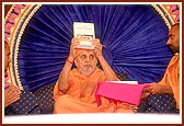 Swamishri inaugurates a new English translation of the Vachanamrut 