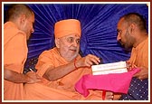 Swamishri inaugurates a new English translation of the Vachanamrut&nbsp;