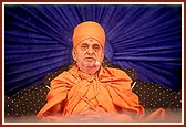 Swamishri blesses the main Bicentenary assembly