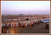 Over 80,000 devotees seated at the start of the main bicentenary assembly
