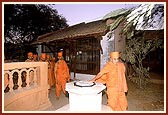 Swamishri performs pradakshina of the memorial shrine outside the room built by Nishkulanand Swami