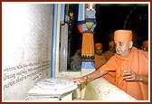 Swamishri has darshan of a memorial spot at the rear of the mandir