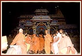 Swamishri bows to senior sadhus of the Gopinath Dev Mandir