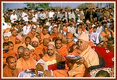 Swamishri performs arti during the inauguration ceremony