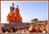 Swamishri performs arti during the inauguration ceremony