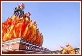 Swamishri showers flowers on the 450,000 mantra books placed in the Vedika