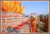 Swamishri showers flowers on the 450,000 mantra books placed in the Vedika