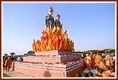 Swamishri performs pradakshina of the Mantra Vedika