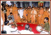 Swamishri greets the musicians