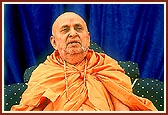 Swamishri crowns the diksha ceremony by blessing the assembly
