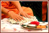 Swamishri sanctifies the janois to be worn by the new initiates