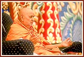 Swamishri participates in the janoi ceremony