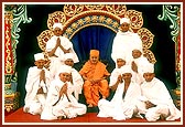 The new parshads with Swamishri