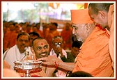 Swamishri performs 'panchamrut snan' to Shri Harikrishna Maharaj