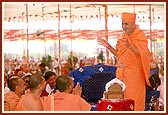 Swamishri blesses the yagna participants