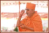 Swamishri blesses the yagna participants