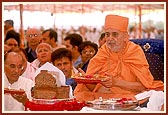 Swamishri performs arti