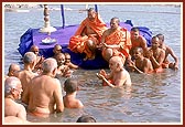 Swamishri chants the Swaminarayan mahamantra dhun for peace