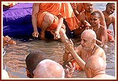 Swamishri chants the Swaminarayan mahamantra dhun for peace